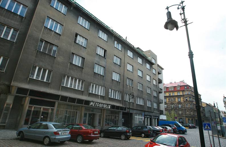 V levé �ásti vestibulu domu s nápisem Metropolis býval kdysi vstup do klubu Bunkr.